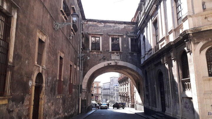 arco delle benedettine nel centro storico di catania