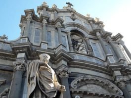 Visitare il centro storico di Catania a piedi Walking tour of the historic center of Catania