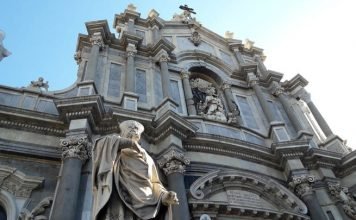 Visitare il centro storico di Catania a piedi Walking tour of the historic center of Catania