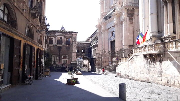 The Church of San Benedetto in Via dei Crociferi. In the background, the Arch of the Benedictines.