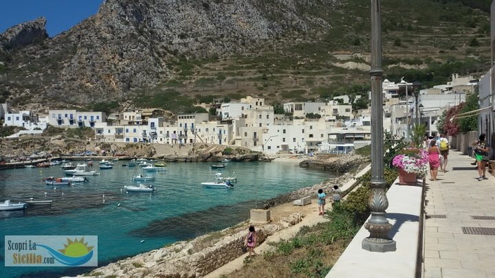 Egadi in barca a vela, il porto di Levanzo