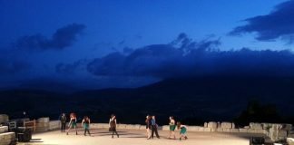 Al via il Segesta Teatro Festival 2026: spettacoli all’alba e al tramonto tra Tempio e Teatro Antico Rappresentazioni al Segesta Teatro Festival