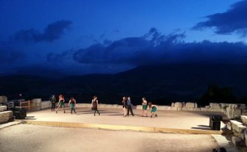 Al via il Segesta Teatro Festival 2026: spettacoli all’alba e al tramonto tra Tempio e Teatro Antico Rappresentazioni al Segesta Teatro Festival