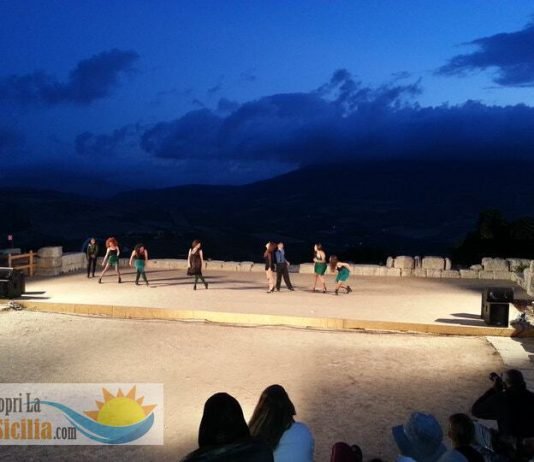 Al via il Segesta Teatro Festival 2026: spettacoli all’alba e al tramonto tra Tempio e Teatro Antico Rappresentazioni al Segesta Teatro Festival