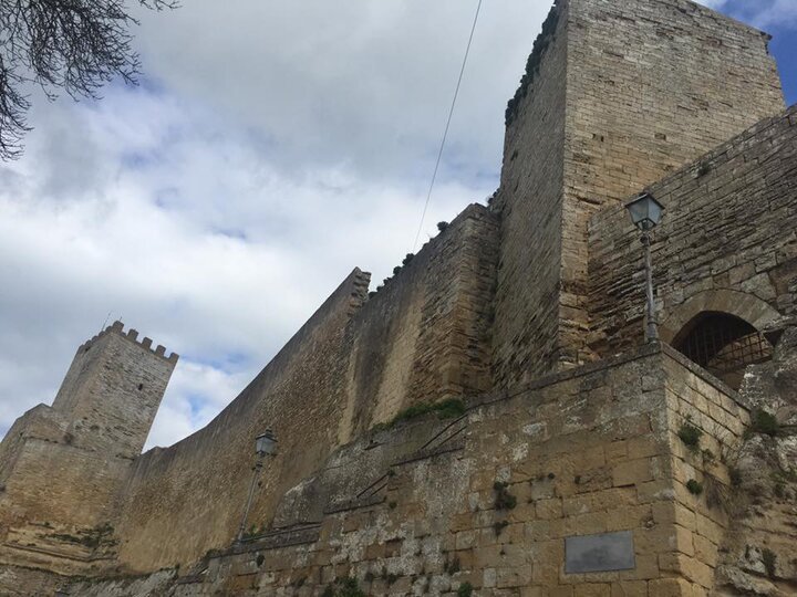 Il Castello di Lombardia a Enna, dettaglio di una torre