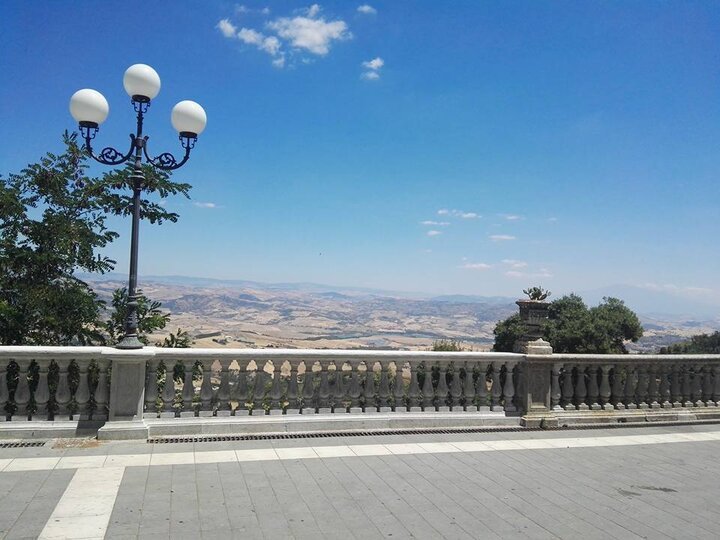 Cosa vedere a Enna Belvedere sulle Madonie, Piazza Francesco Crispi.