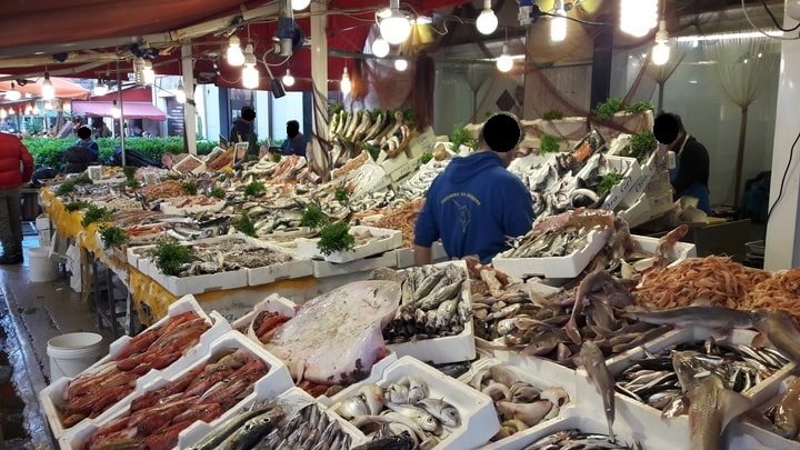 mercato ballarò Palermo, venditore di pesce fresco