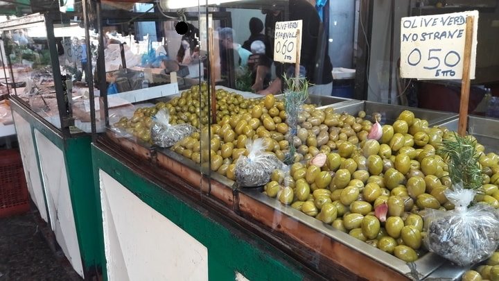 esposizione di olive verdi al mercato Ballarò di Palermo