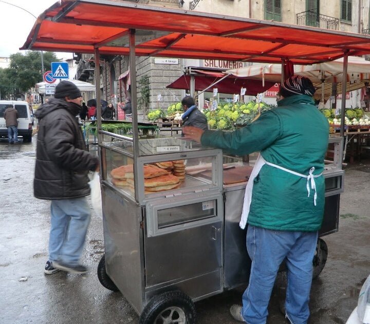 street food ballarò venditore di sfincione