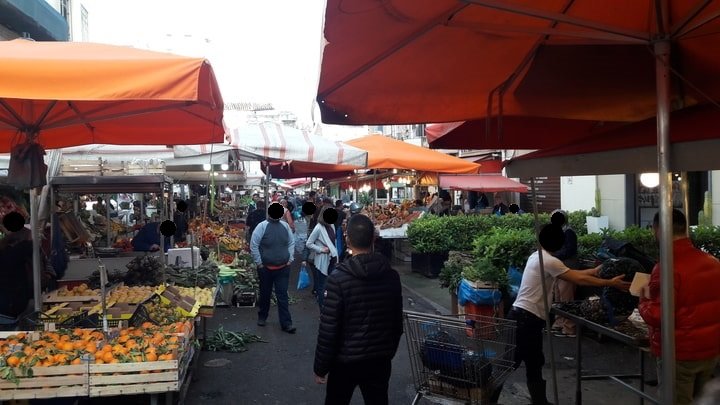le tende rosse al mercato arabo Ballarò di Palermo