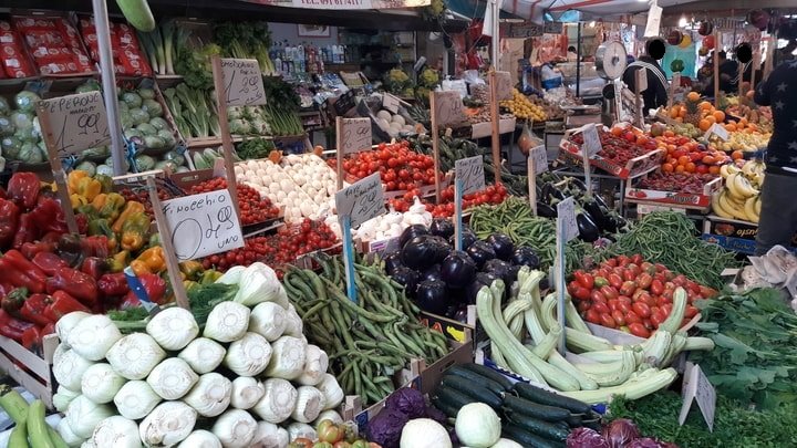 esposizione di frutta verdura e ortaggi al mercato di Ballarò