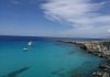 Vacation in Favignana: complete guide Vacanza a Favignana, rappresentata da una panoramica della scogliera di Cala Rossa