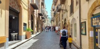 Il Centro storico di Cefalù: itinerario per visitarlo a piedi corso Re Ruggero nel centro storico di Cefalù