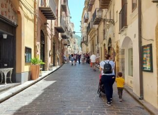 Historic Center of Cefalù: walking tour itinerary corso Re Ruggero nel centro storico di Cefalù