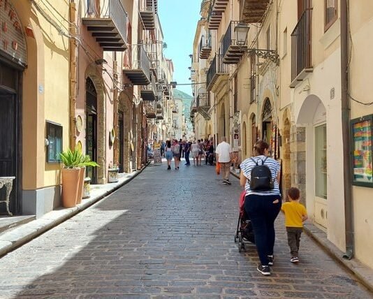 Il Centro storico di Cefalù: itinerario per visitarlo a piedi corso Re Ruggero nel centro storico di Cefalù