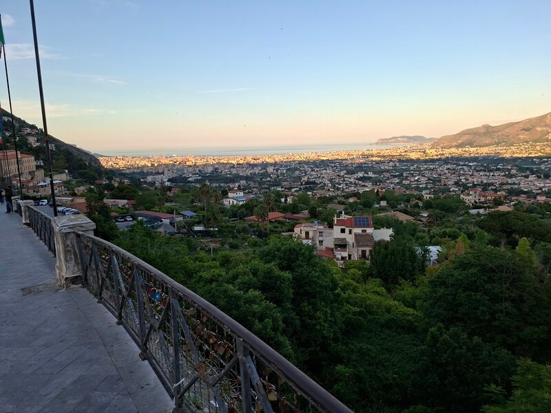 La splendida visuale su Palermo dal belvedere di via Benedetto d'Acquisto a Monreale