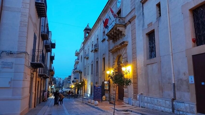 Il Corso Bernardo Mattarella a Castellammare del Golfo, e l'ingresso di Palazzo Crociferi