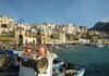 Castellammare del Golfo e dintorni: guida pratica per la tua prima vacanza Una vacanza a Castellammare del Golfo non può che iniziare dal suo caratteristico porticciolo