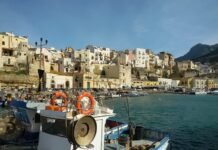 Castellammare del Golfo e dintorni: guida pratica per la tua prima vacanza Una vacanza a Castellammare del Golfo non può che iniziare dal suo caratteristico porticciolo