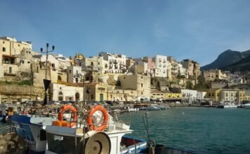 Castellammare del Golfo e dintorni: guida pratica per la tua prima vacanza Una vacanza a Castellammare del Golfo non può che iniziare dal suo caratteristico porticciolo