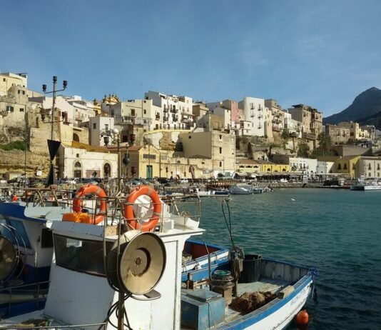 Castellammare del Golfo e dintorni: guida pratica per la tua prima vacanza Una vacanza a Castellammare del Golfo non può che iniziare dal suo caratteristico porticciolo
