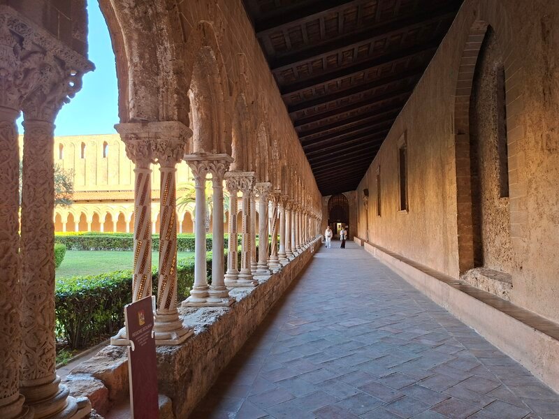Uno dei portici del Chiostro Benedettino del Duomo di Monreale