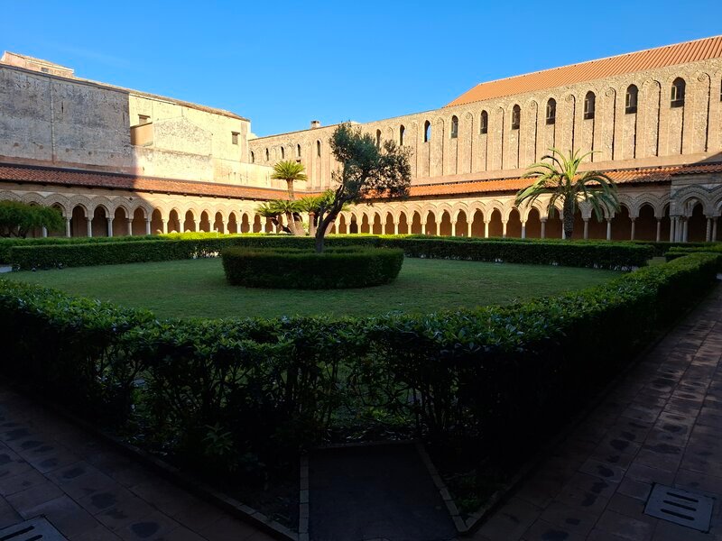Il giardino al centro del Chiostro Benedettino del Duomo di Monreale