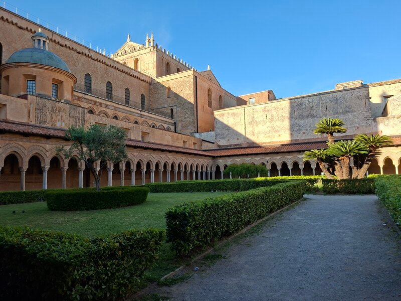 Panoramica del loggiato del Chiostro Benedettino del Duomo di Monreale