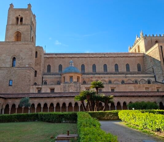 Monreale da Palermo: cosa vedere, come arrivare e cosa mangiare Panoramica del Chiostro Benedettino del Duomo di Monreale