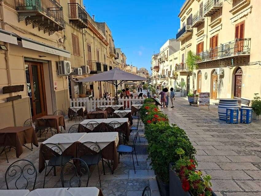 Il Corso Garibaldi, una zona della movida di Castellammare del Golfo