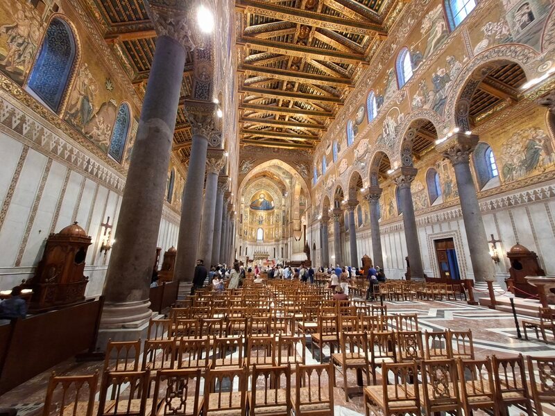 Panoramica del Duomo di Monreale e visione generica dei mosaici d'oro.