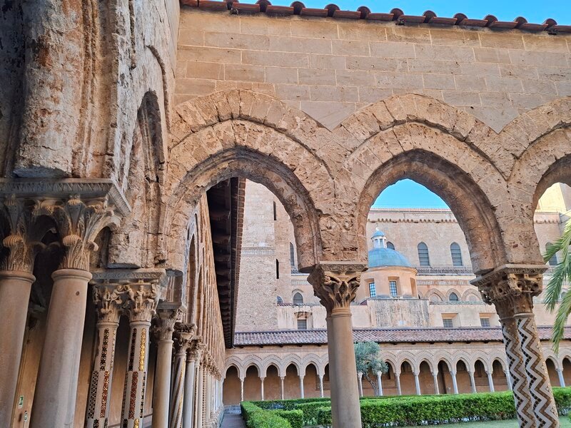 Particolare dei capitelli degli archi del Chiostro Benedettino del Duomo di Monreale
