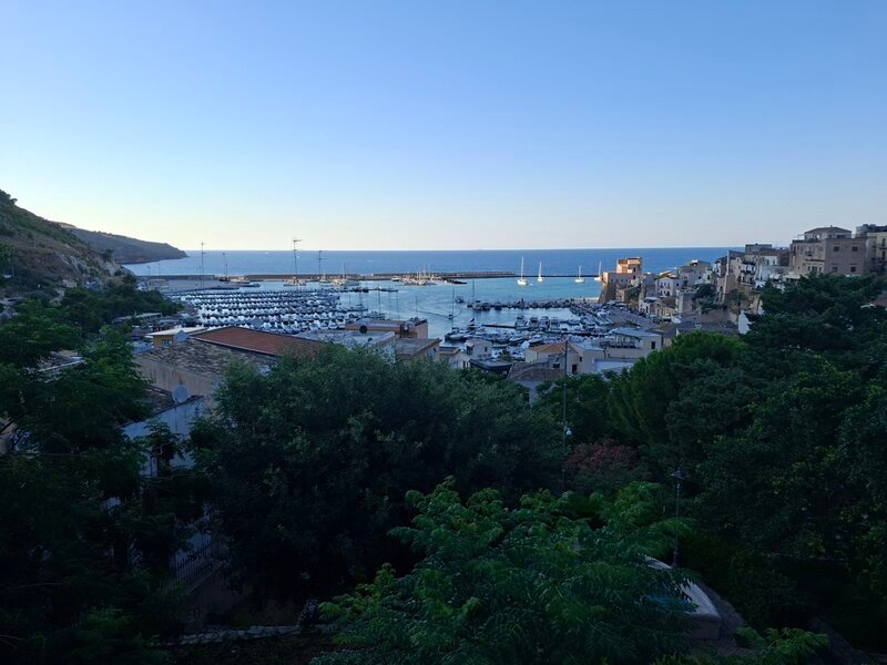 L'incantevole visuale che offre Villa Regina Margherita sul porticciolo di Castellammare del Golfo