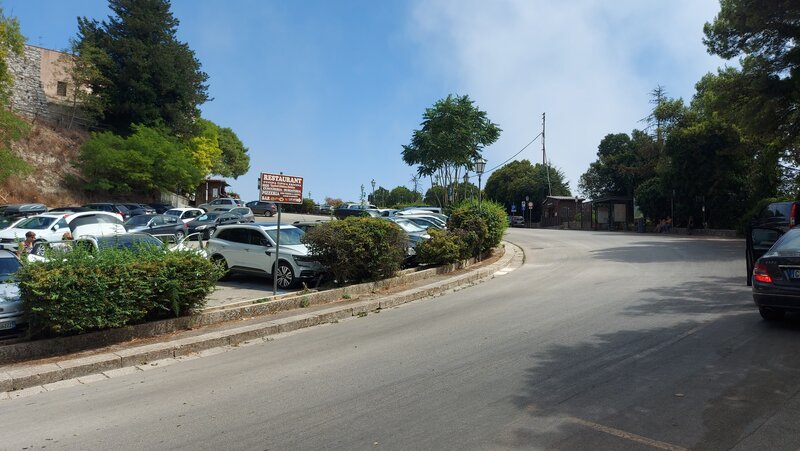 L'area con parcheggi a pagamento per le auto davanti Porta Trapani a Erice.