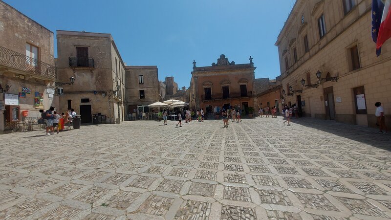 Piazza della Loggia ad Erice. Sulla destra il Palazzo del Municipio