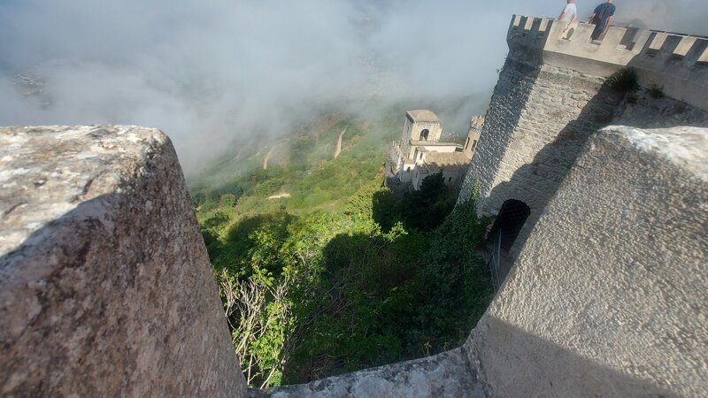 Veduta dalla terrazza delle Torri del Balio. Al centro possiamo intravedere la Torretta Pepoli