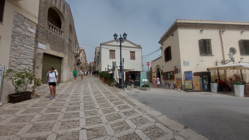 L’inizio di Via Vittorio Emanuele a Erice, subito dopo aver superato Porta Trapani