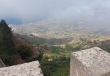 Il borgo medievale di Erice: tra mito e storia Visuale panoramica dalla cima del borgo Medievale di Erice in provincia di Trapani