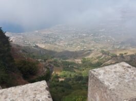 Il borgo medievale di Erice: tra mito e storia Visuale panoramica dalla cima del borgo Medievale di Erice in provincia di Trapani