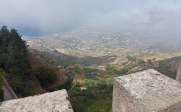 Il borgo medievale di Erice: tra mito e storia Visuale panoramica dalla cima del borgo Medievale di Erice in provincia di Trapani