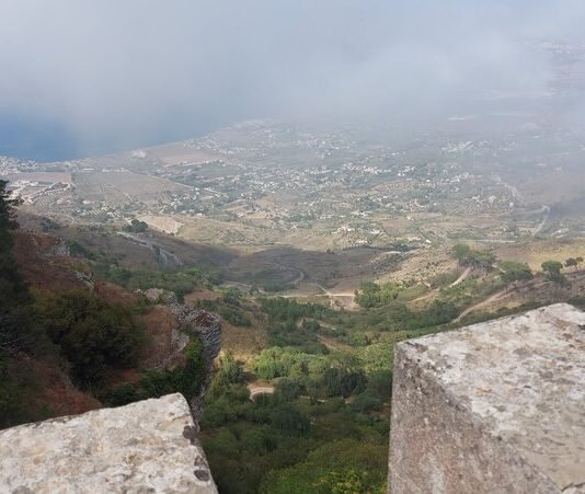 Il borgo medievale di Erice: tra mito e storia Visuale panoramica dalla cima del borgo Medievale di Erice in provincia di Trapani