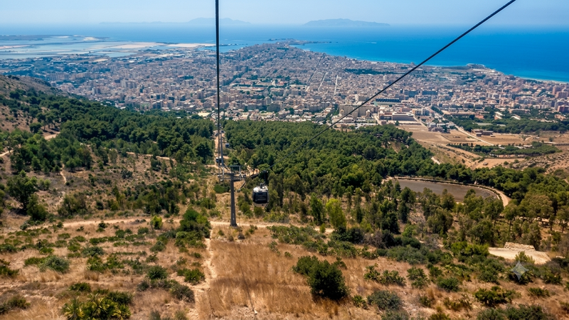 Foto scattata durante la salita a Erice in funivia. Sullo sfondo le Saline di Trapani e Paceco e le Isole Egadi