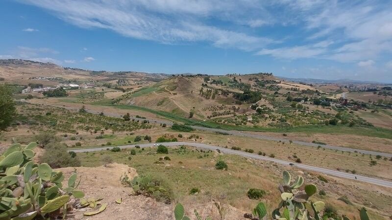 La strada per raggiungere la Valle dei Templi in auto