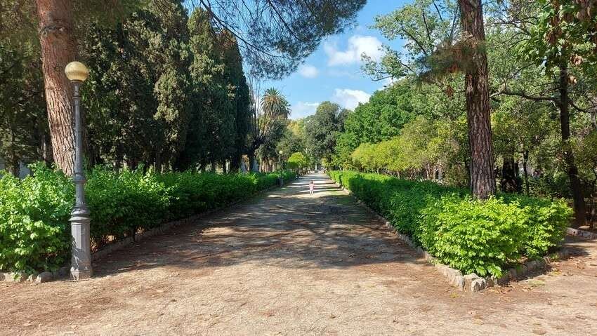 Una bimba corre in uno dei vialetti della villa