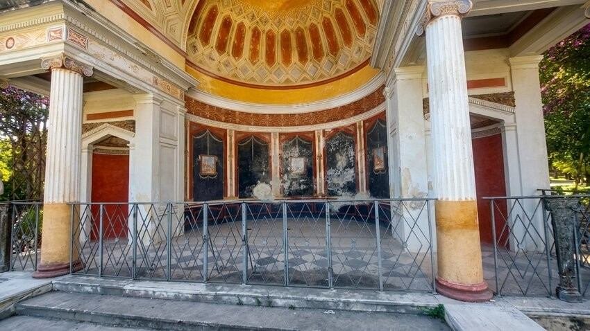 Dettaglio di una delle esedre pompeiane