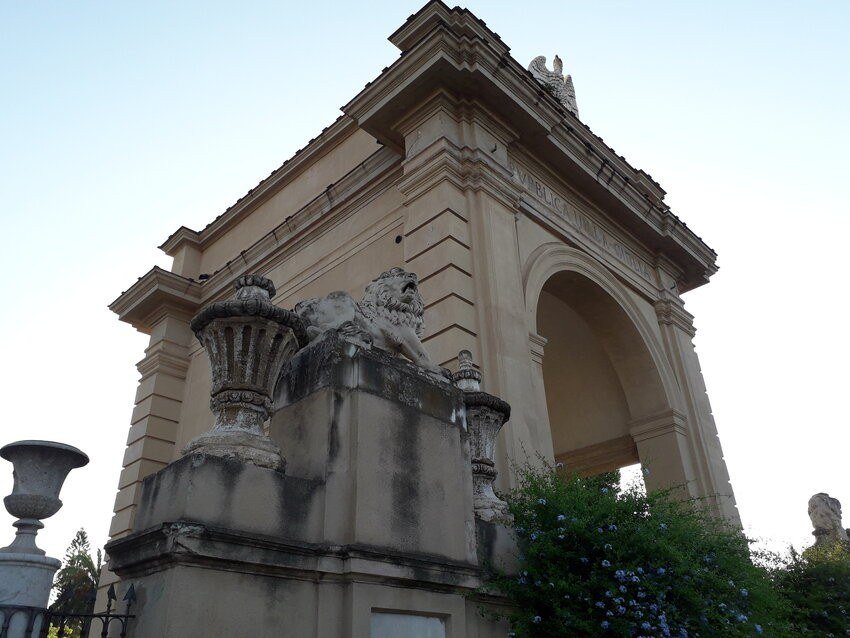 Arco monumentale d'accesso di Villa Giulia, quello ubicato sulla SS113 e solitamente chiuso.