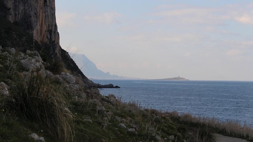 Uno scorci della Riserva Naturale di Capo Gallo, con l'Isola delle Femmine sullo sfondo