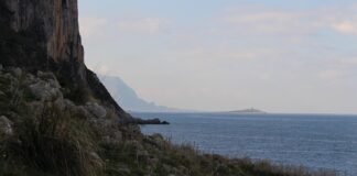 Snorkeling e tutela dell’ambiente: il 26 agosto la giornata educativa nell’Area Marina Protetta di Capo Gallo Uno scorci della Riserva Naturale di Capo Gallo, con l'Isola delle Femmine sullo sfondo