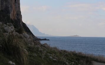 Snorkeling e tutela dell’ambiente: il 26 agosto la giornata educativa nell’Area Marina Protetta di Capo Gallo Uno scorci della Riserva Naturale di Capo Gallo, con l'Isola delle Femmine sullo sfondo