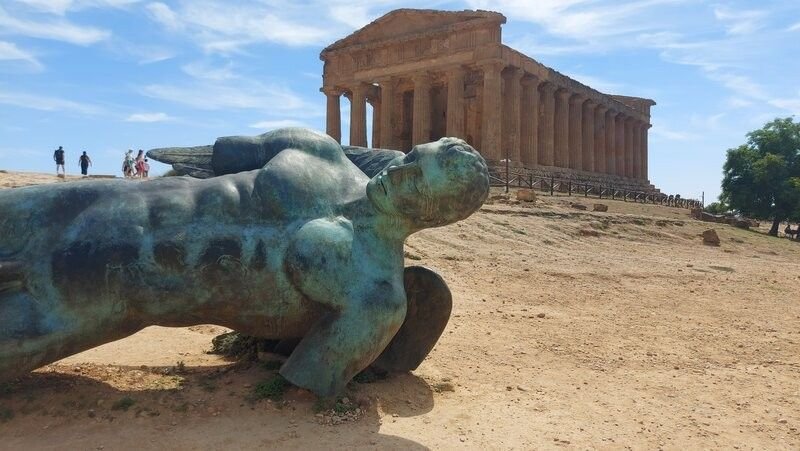 La statua di Icaro Caduto davanti il Tempio della Concordia